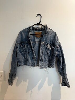 AE Cropped Distressed Denim Jacket - Washed Blue